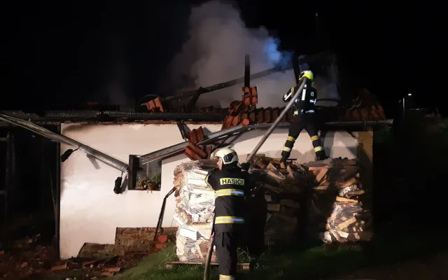 Noční požár v domě na Pelhřimovsku. Plameny napáchaly škodu ve výši 2,5 milionu