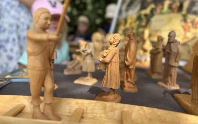 Třešť znovu hostí Dřevořezání. Nejradši dělám fousaté dědky, říká místní řezbář