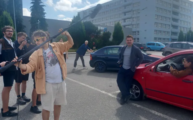 FOTO: V Jihlavě se natáčí nový sitcom. Diváci se při scénách od nemocnice zasmějí