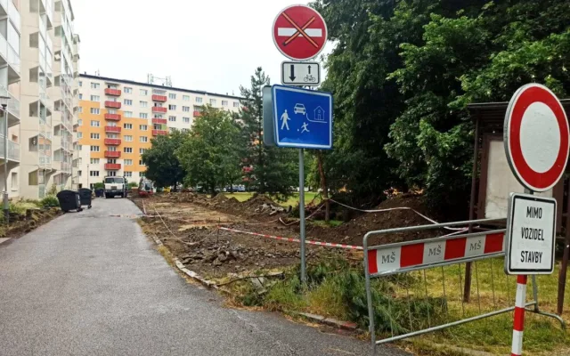 VIDEO: Na sídlišti v Jihlavě se vylepšuje parkoviště. Přibude tam 38 stání