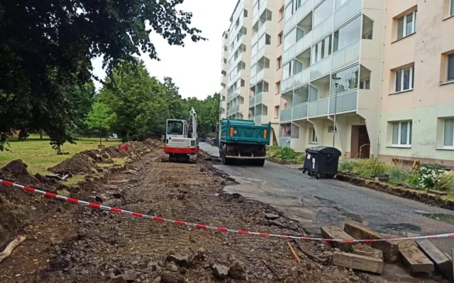 VIDEO: Na sídlišti v Jihlavě se vylepšuje parkoviště. Přibude tam 38 stání