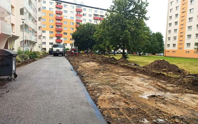VIDEO: Na sídlišti v Jihlavě se vylepšuje parkoviště. Přibude tam 38 stání