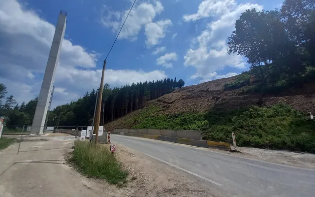 FOTO: Nad údolím Brtnice se tyčí vysoké pilíře pro druhý nejvyšší most v kraji