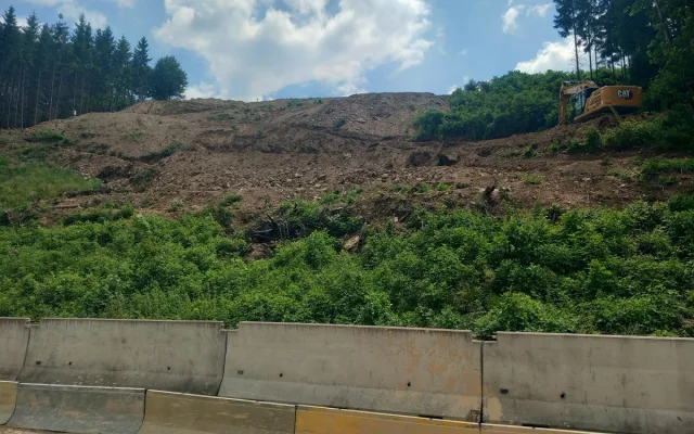 FOTO: Nad údolím Brtnice se tyčí vysoké pilíře pro druhý nejvyšší most v kraji