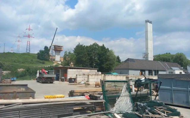 FOTO: Nad údolím Brtnice se tyčí vysoké pilíře pro druhý nejvyšší most v kraji