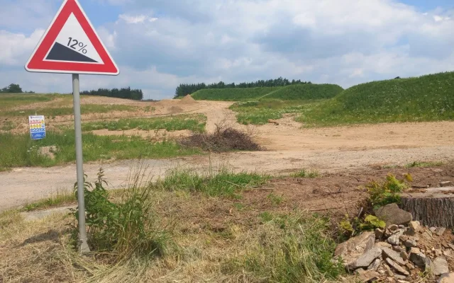 FOTO: Nad údolím Brtnice se tyčí vysoké pilíře pro druhý nejvyšší most v kraji