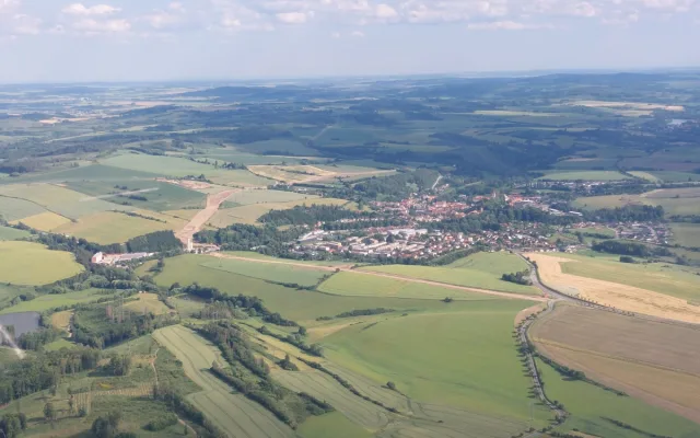 Obchvat Brtnice z výšky. Unikátní snímky ukazují, kudy pojedou kamiony do Dukovan