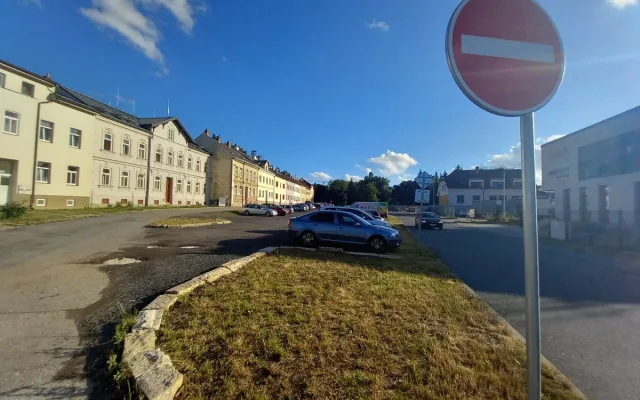 Parkování v Jihlavě XII: Na Mlýnské je místa dost, jen je trochu dále od centra