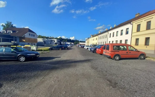 Parkování v Jihlavě XII: Na Mlýnské je místa dost, jen je trochu dále od centra