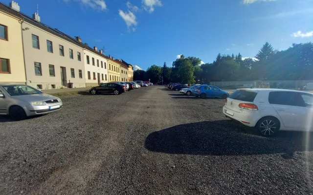 Parkování v Jihlavě XII: Na Mlýnské je místa dost, jen je trochu dále od centra