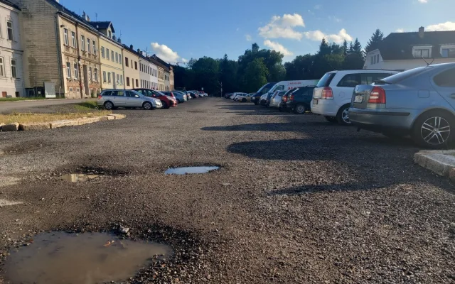 Parkování v Jihlavě XII: Na Mlýnské je místa dost, jen je trochu dále od centra