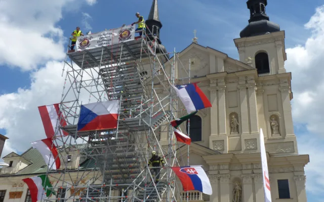 FOTO: Na jihlavském náměstí soutěží ti nejdrsnější hasiči