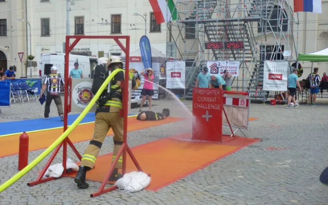 FOTO: Na jihlavském náměstí soutěží ti nejdrsnější hasiči