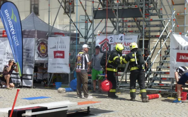 FOTO: Na jihlavském náměstí soutěží ti nejdrsnější hasiči