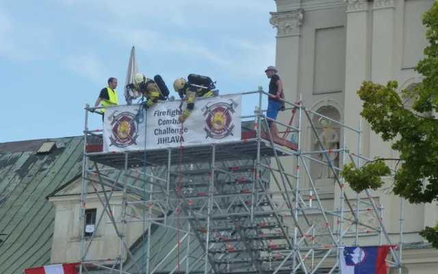 FOTO: Na jihlavském náměstí soutěží ti nejdrsnější hasiči