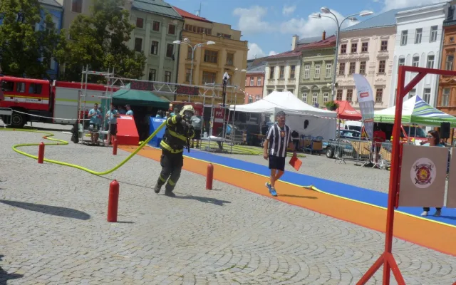 FOTO: Na jihlavském náměstí soutěží ti nejdrsnější hasiči