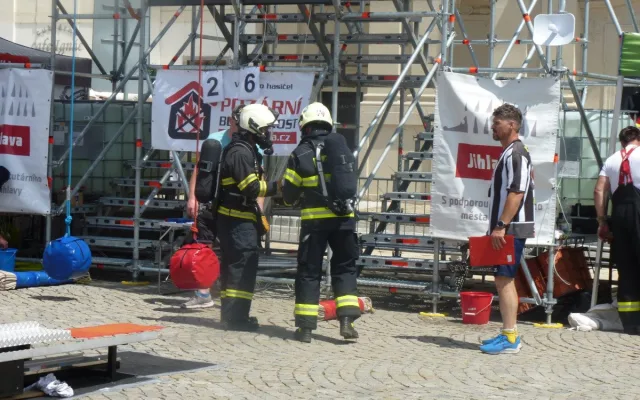 FOTO: Na jihlavském náměstí soutěží ti nejdrsnější hasiči