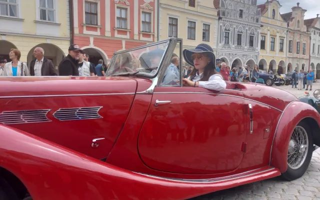 VIDEO: Na Vysočinu přijela unikátní historická auta. S náměstím v Telči ladila