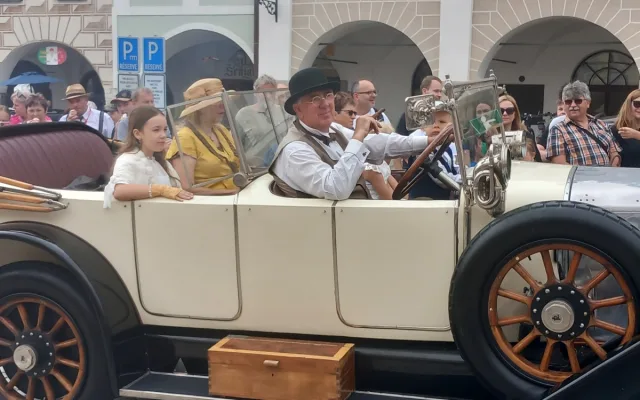 VIDEO: Na Vysočinu přijela unikátní historická auta. S náměstím v Telči ladila