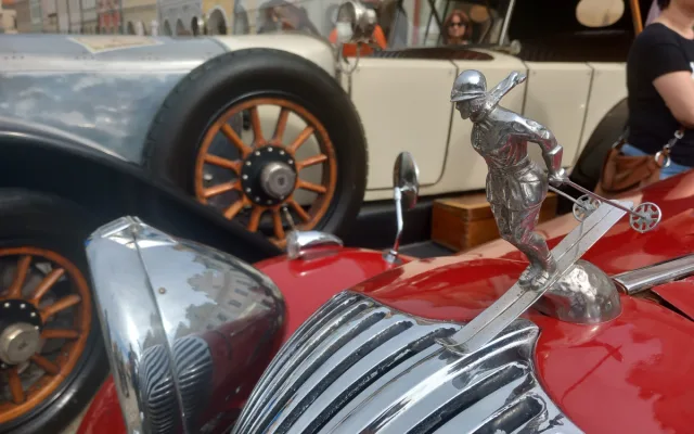 VIDEO: Na Vysočinu přijela unikátní historická auta. S náměstím v Telči ladila