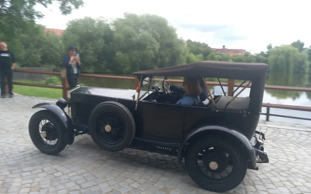 VIDEO: Na Vysočinu přijela unikátní historická auta. S náměstím v Telči ladila