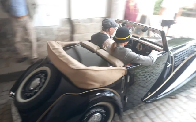 VIDEO: Na Vysočinu přijela unikátní historická auta. S náměstím v Telči ladila