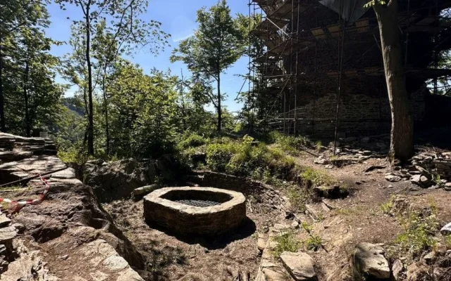 Při záchraně zříceniny Pyšolec u Víru pomohli nosit materiál do kopce i turisté