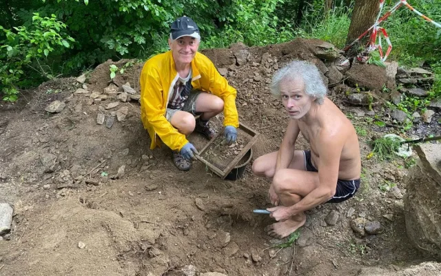 Při záchraně zříceniny Pyšolec u Víru pomohli nosit materiál do kopce i turisté