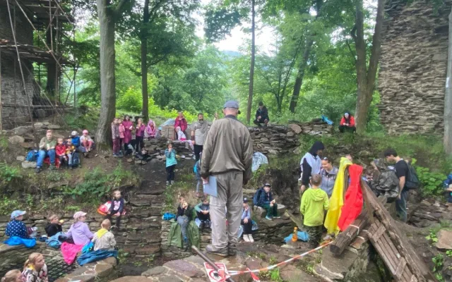 Při záchraně zříceniny Pyšolec u Víru pomohli nosit materiál do kopce i turisté