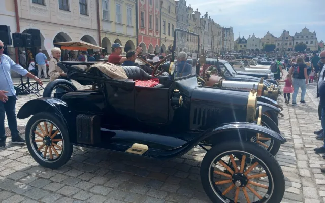 VIDEO: Ford model T postavil Ameriku na kola a mně dělá radost, říká Ivo Novotný