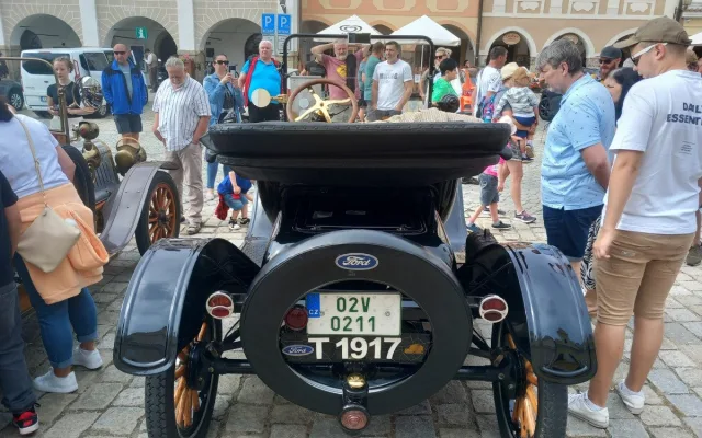 VIDEO: Ford model T postavil Ameriku na kola a mně dělá radost, říká Ivo Novotný