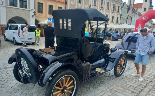 VIDEO: Ford model T postavil Ameriku na kola a mně dělá radost, říká Ivo Novotný