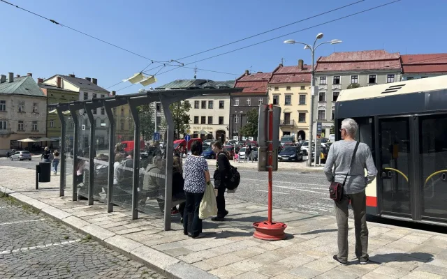 Na Březinkách, u soudu, na dopravním hřišti. Kde všude lidem v Jihlavě chybí lavičky?