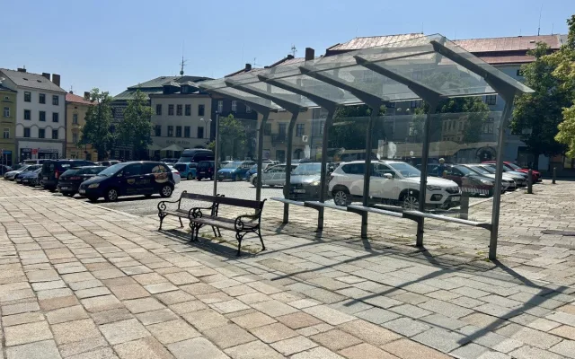 Na Březinkách, u soudu, na dopravním hřišti. Kde všude lidem v Jihlavě chybí lavičky?