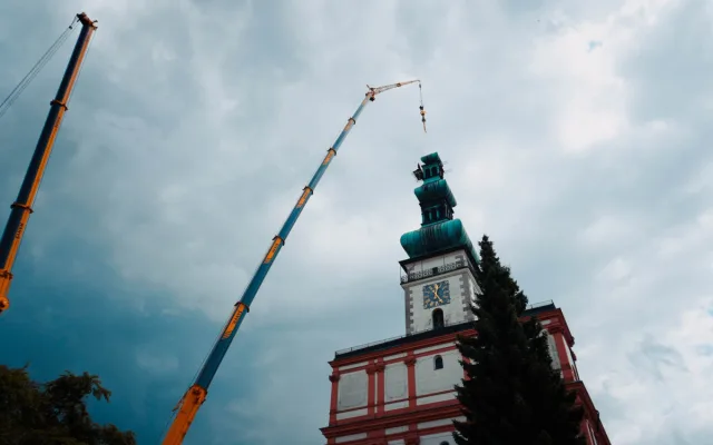 FOTO: Na věž kostela v Polné se vrátil velký kříž, poškodil ho úder blesku