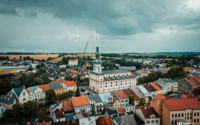 FOTO: Na věž kostela v Polné se vrátil velký kříž, poškodil ho úder blesku