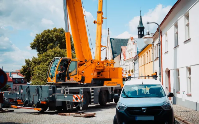FOTO: Na věž kostela v Polné se vrátil velký kříž, poškodil ho úder blesku