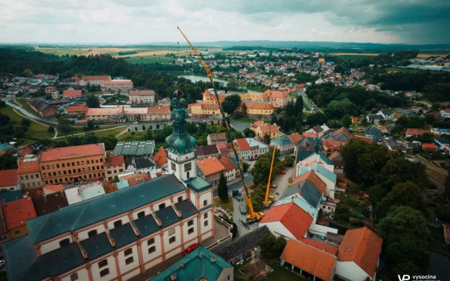 FOTO: Na věž kostela v Polné se vrátil velký kříž, poškodil ho úder blesku