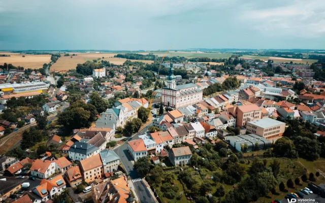 FOTO: Na věž kostela v Polné se vrátil velký kříž, poškodil ho úder blesku