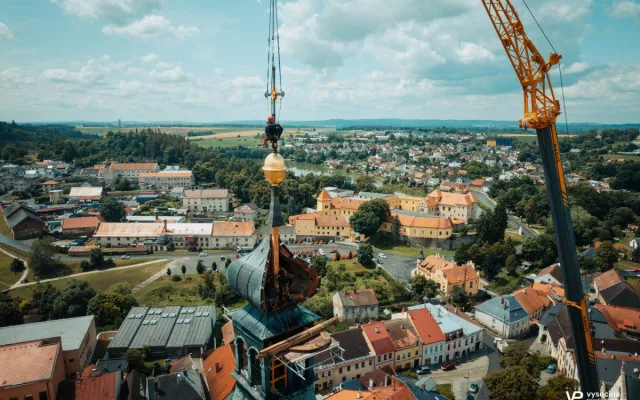 FOTO: Na věž kostela v Polné se vrátil velký kříž, poškodil ho úder blesku