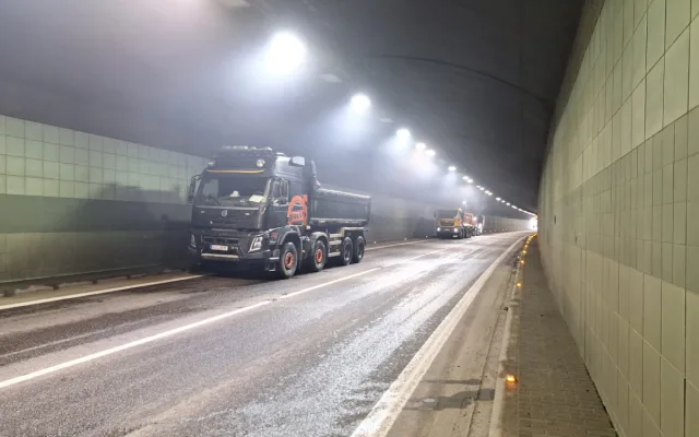 VIDEO: Pracuje se i v dešti. Co se teď děje v uzavřeném Jihlavském tunelu?