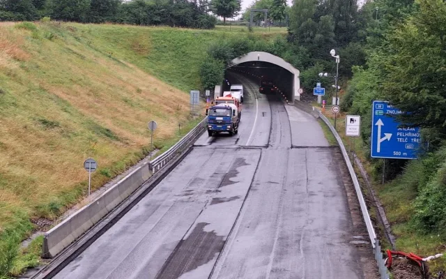 VIDEO: Pracuje se i v dešti. Co se teď děje v uzavřeném Jihlavském tunelu?