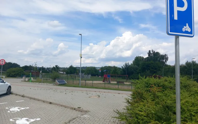 Parkování v Jihlavě XIII: Na sport jsou v Českém mlýně dvě hodiny, pak se platí
