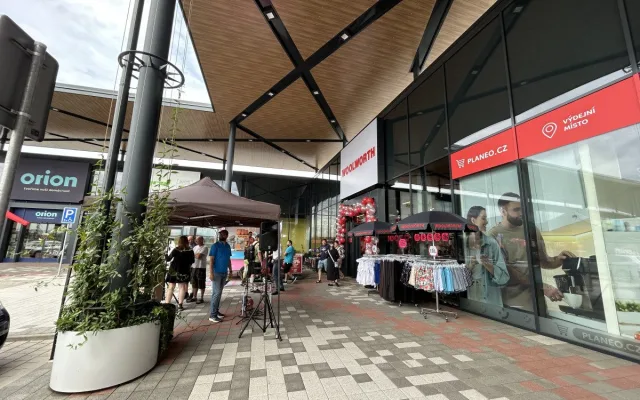 VIDEO: Už i Jihlava má svou prodejnu Woolworth. Dnes se slavnostně otevřela