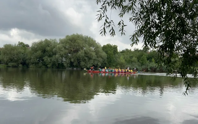 VIDEO: V Telči závodily dračí lodě. Fandit přišly stovky diváků
