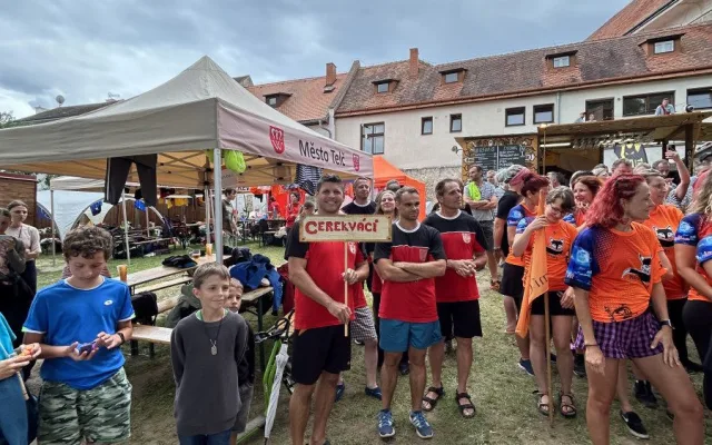VIDEO: V Telči závodily dračí lodě. Fandit přišly stovky diváků