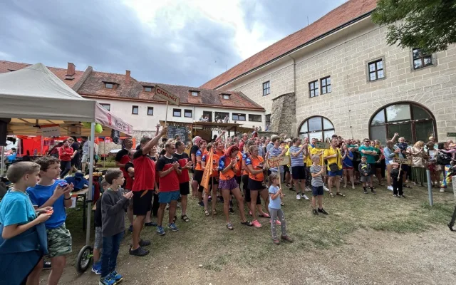 VIDEO: V Telči závodily dračí lodě. Fandit přišly stovky diváků