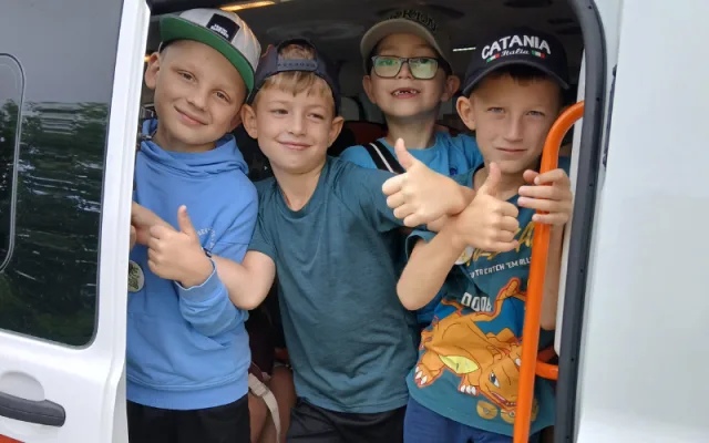 FOTO: Prázdninové propojení generací. Děti trávily část tábora i se seniory