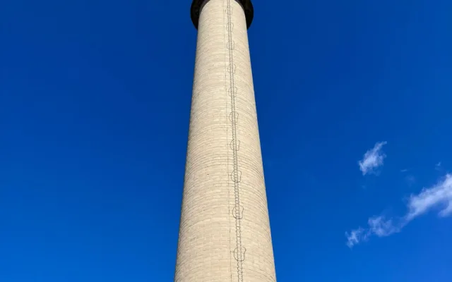 V Dukovanech zmizí historický komín. Rozebírá ho bagr na laně
