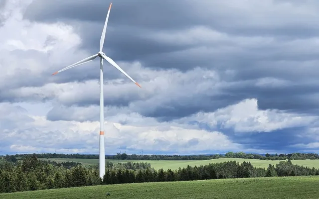 Jaké mýty se šíří o větrných elektrárnách a co přináší místním?